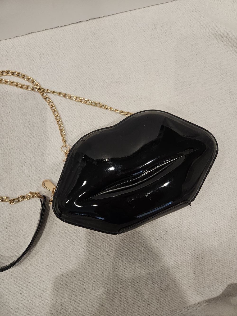 Black Lip-Shaped Patent Crossbody Bag with Gold Chain Lips Are Sealed - Picture 4 of 9